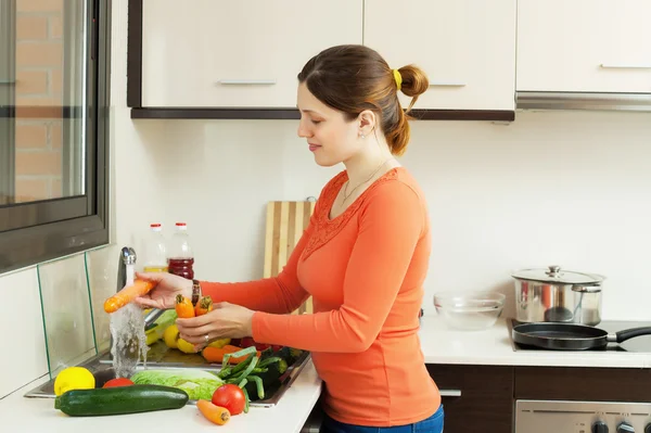 Vrouw wassen wortelen — Stockfoto