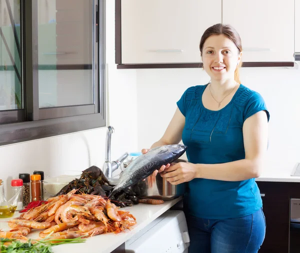 Femme cuisine fruits de mer et poisson — Photo