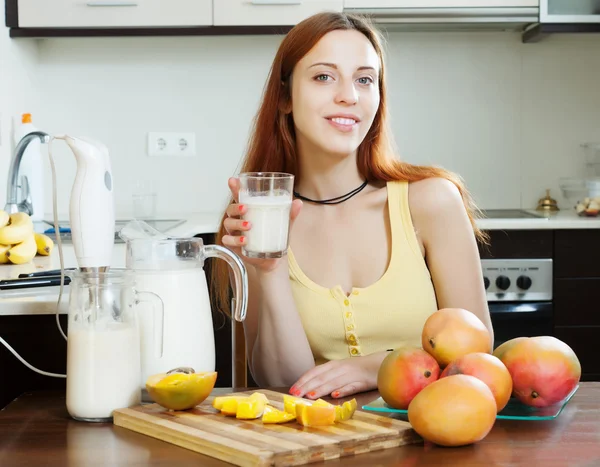 Kvinna dricka mjölk shake — Stockfoto