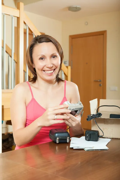 Ragazza disimballaggio nuova fotocamera digitale — Foto Stock