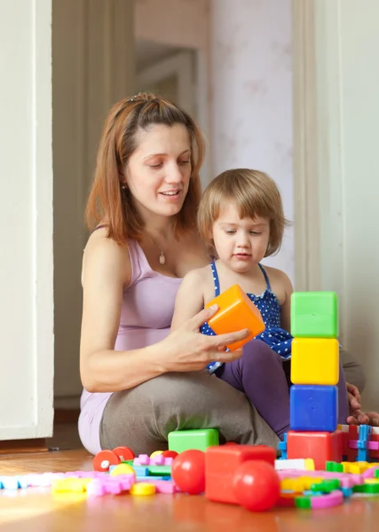 Schwangere Mutter spielt mit Kind — Stockfoto