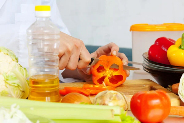 Hands cuts peper — Stock Photo, Image