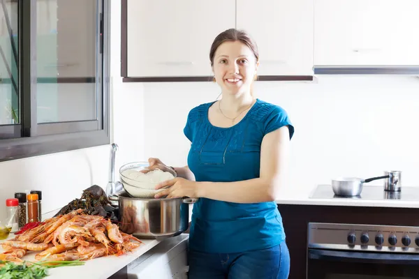 Woman cooking rice with seafoods — Stock Photo, Image