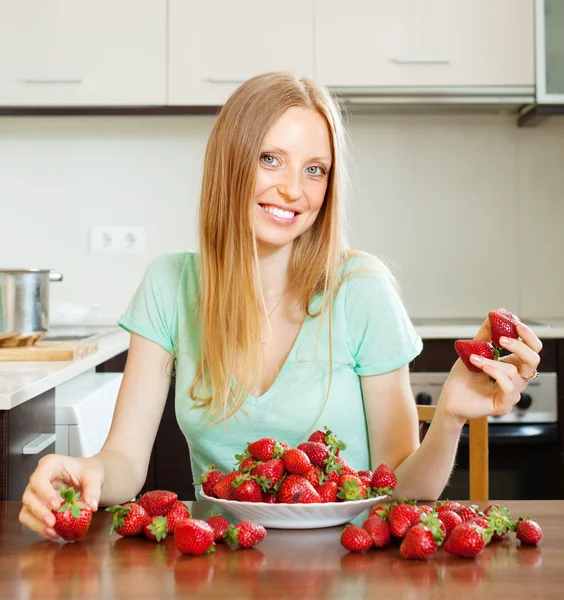 Mujer positiva con fresas —  Fotos de Stock