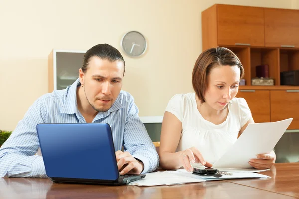 Couple calculating family budget at home — Stock Photo, Image