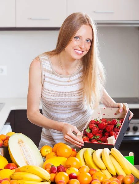 Vrouw met aardbeien en andere vruchten — Stockfoto