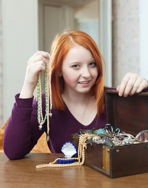 Tiener meisje kijkt sieraden — Stockfoto