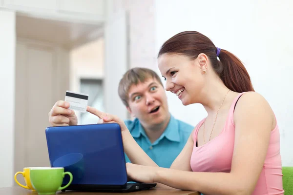 Couple faisant des achats sur Internet avec carte de crédit — Photo