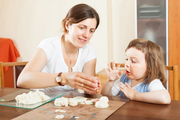 Gelukkig moeder en baby beeldhouwen uit klei aan tafel — Stockfoto