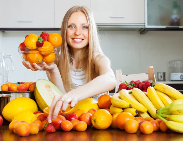 Женщина выбирает фрукты — стоковое фото