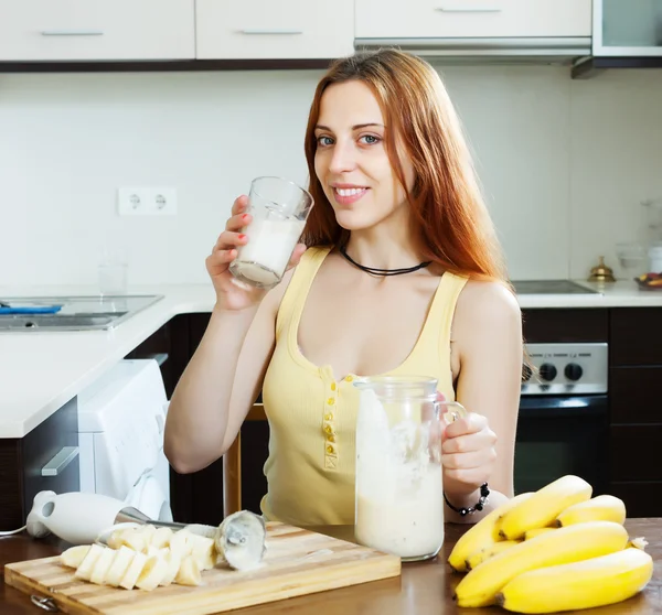 Woman drinking milkshake with bananas — Stock Photo, Image