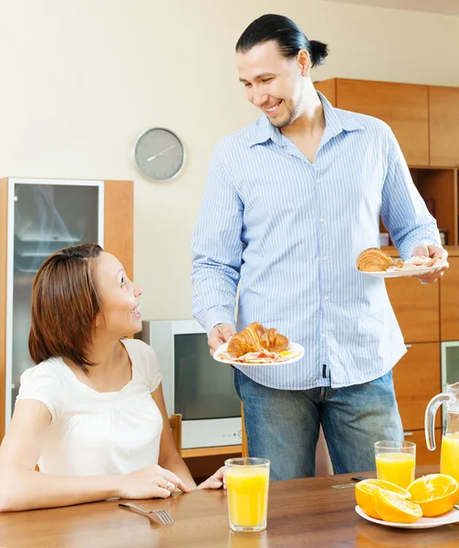 Sorrindo casal adulto tomando café da manhã — Fotografia de Stock