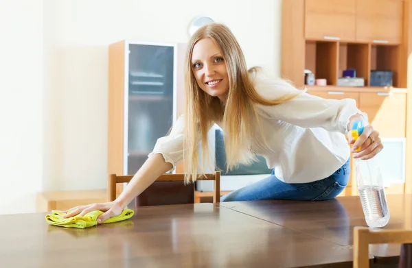 Table de polissage femme au foyer avec vernis à meubles — Photo