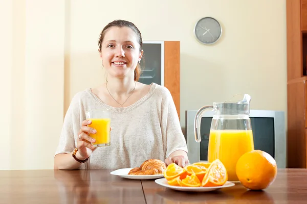 Kvinna med frukost — Stockfoto