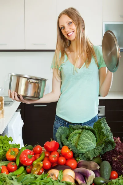 Happy blonde woman with cooks pan — Stock Photo, Image