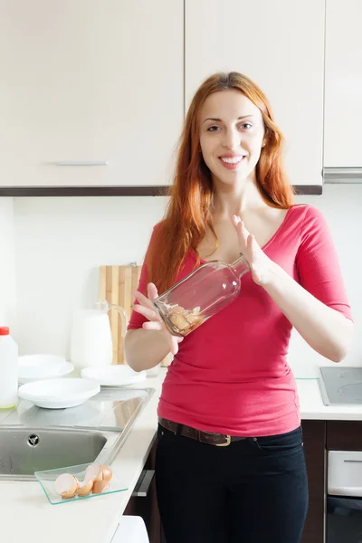 Mujer limpieza botella de vidrio — Foto de Stock