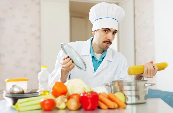 Cozinhar homem cozinhar com macarrão — Fotografia de Stock