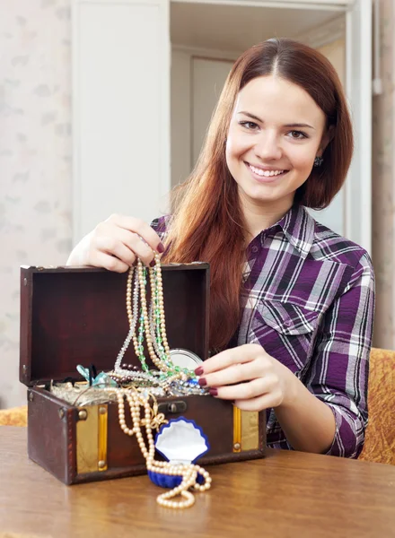 Glückliches Mädchen wählt Schmuck — Stockfoto