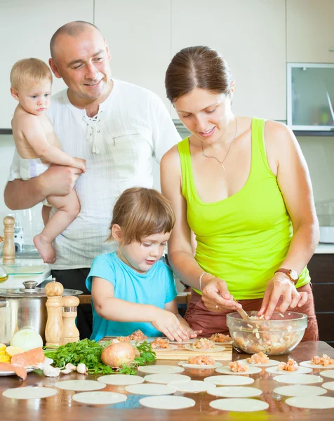 Famiglia di quattro gnocchi con rotoli di pesce crudo e test — Foto Stock