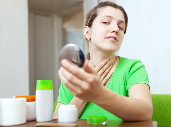 European woman stares on her neck — Stock Photo, Image