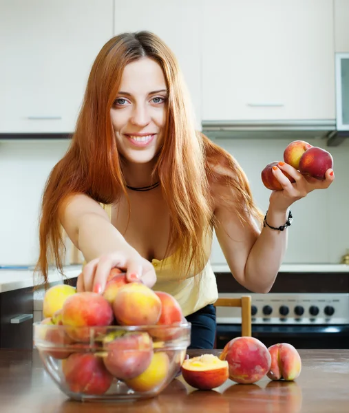 Woman taking peaches — Stock Photo, Image