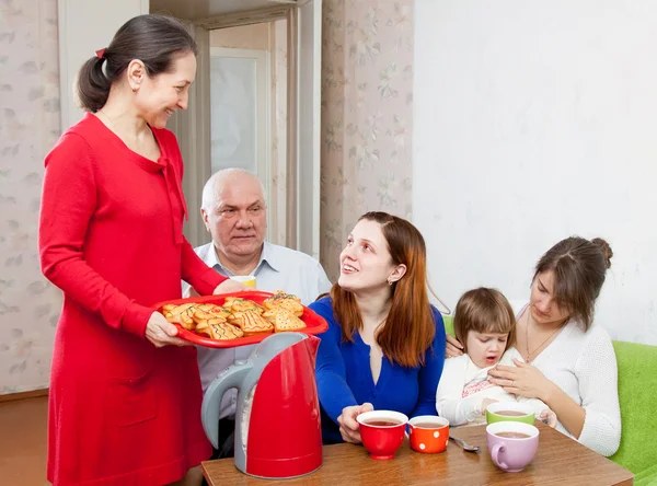 Семья завтракает с тортами — стоковое фото