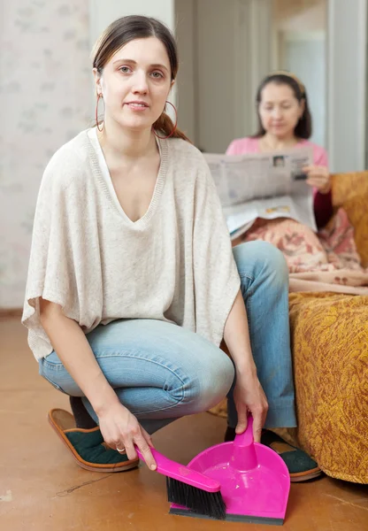 Opruimen van volwassen dochter thuis — Stockfoto