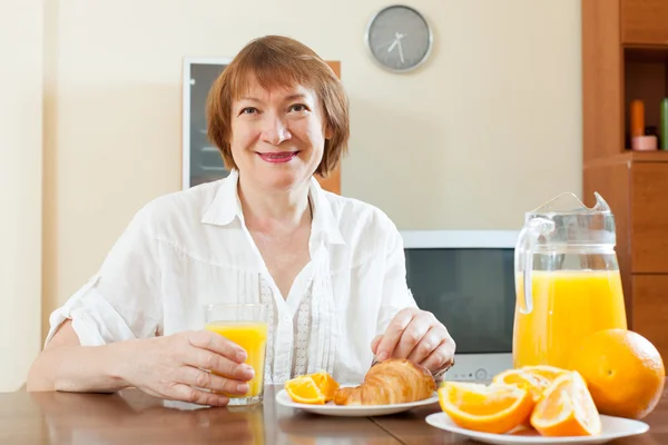 Woman having breakfast with juice — Stock Photo, Image