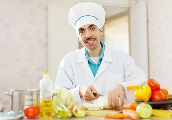 Smiling chef does vegetarian lunch — Stock Photo, Image