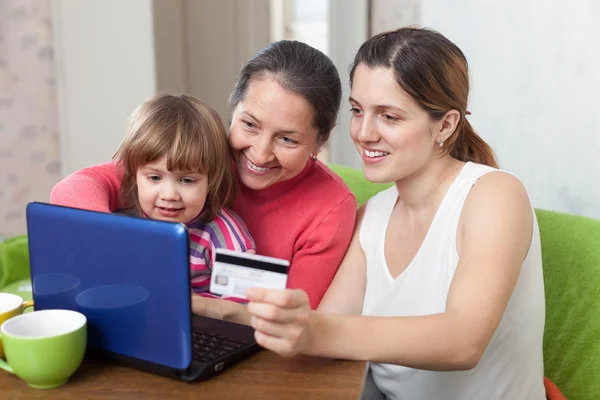 Familie van drie generaties betalen met credit card in internet st — Stockfoto