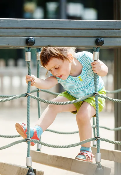3 anni bambina al parco giochi — Foto Stock
