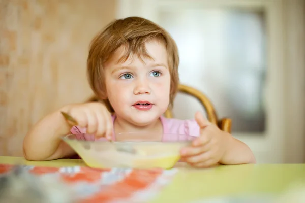 Child eats in home — Stock Photo, Image