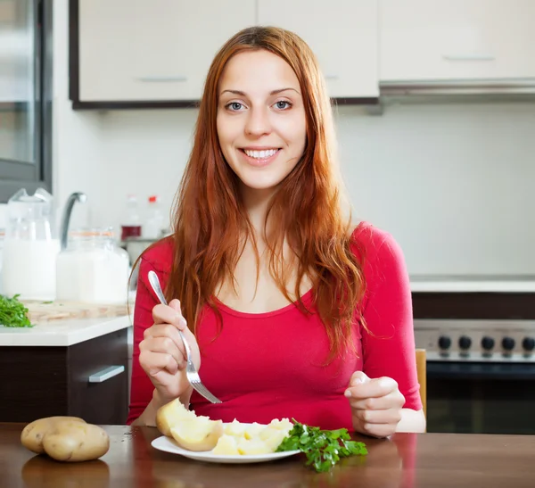 Žena jíst pečené brambory — Stock fotografie