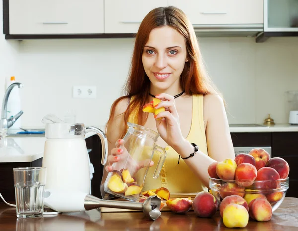 Kız içecekler gelen şeftali yemek — Stok fotoğraf