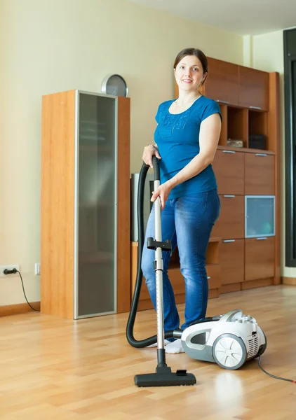 Woman cleans with vacuum cleaner — Stock Photo, Image