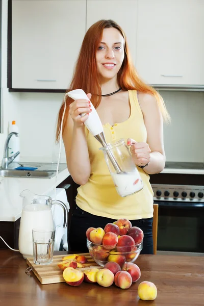 Vrouw koken melk dranken — Stockfoto