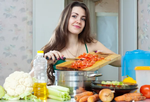 Ama de casa cocina almuerzo vegetariano con verduras — Foto de Stock