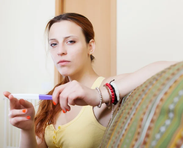 Mujer con prueba de embarazo —  Fotos de Stock