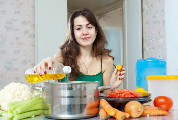 Ibu rumah tangga memasak dengan minyak di dapur — Stok Foto