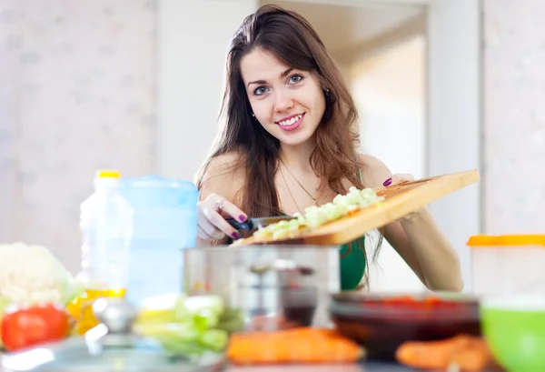 Mujer cocinando cena vegetariana —  Fotos de Stock