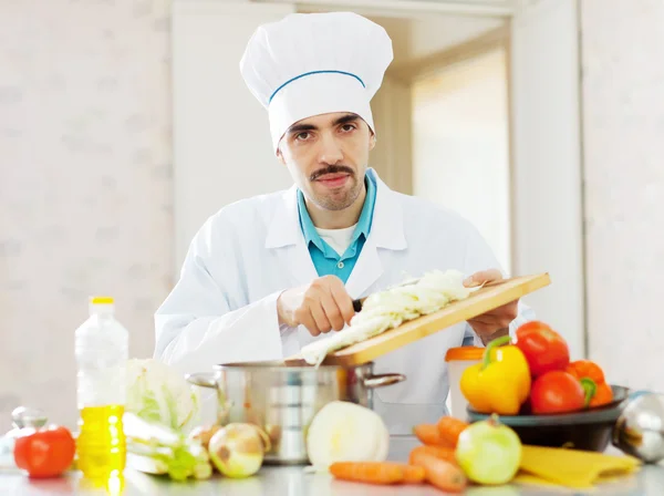 Handsome cook does veggie lunch — Stock Photo, Image