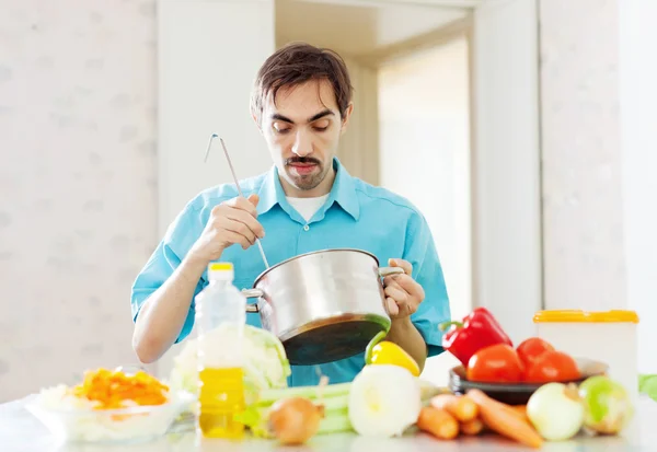 Man with pan in domestic kitchen — Stock Photo, Image