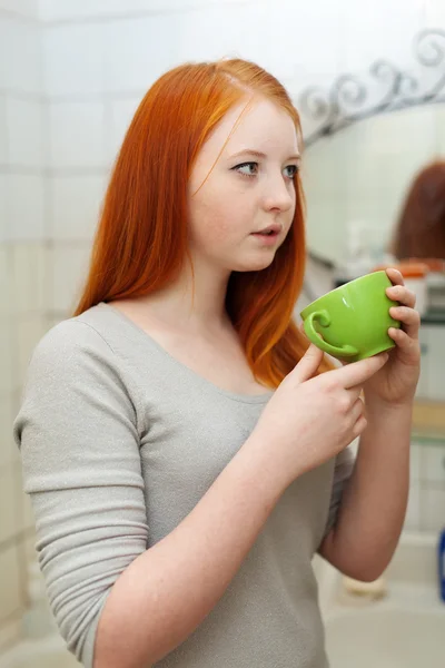 Teenager gurgelt im Badezimmer — Stockfoto