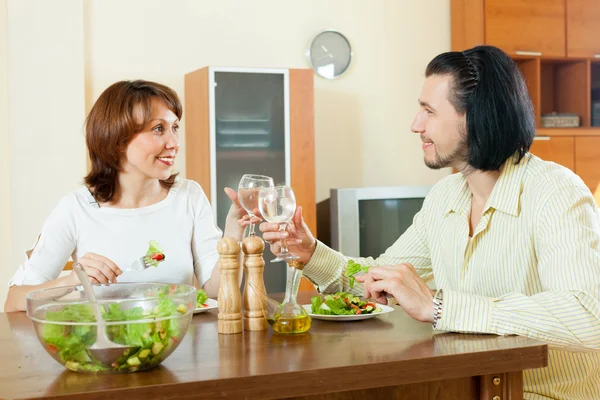 Middle aged couple eating vegetarian salad with clean water at h — Stock Photo, Image