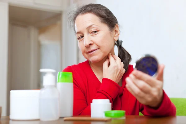 Mujer buscando arrugas faciales — Foto de Stock