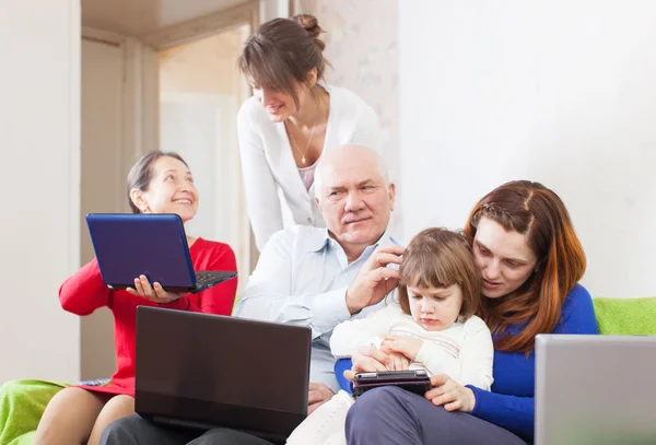 Multigeneration family uses few portable electronic devices — Stock Photo, Image