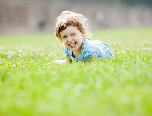 Felice 3 anni ragazza su erba — Foto Stock