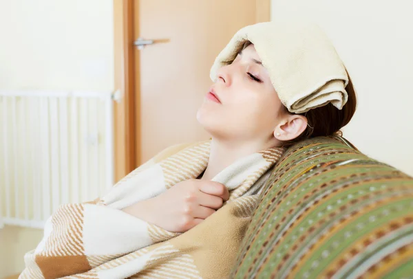 Vrouw gebruikt zakdoek op haar hoofd — Stockfoto