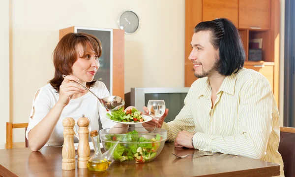 Comer legumes salada em sua casa — Fotografia de Stock