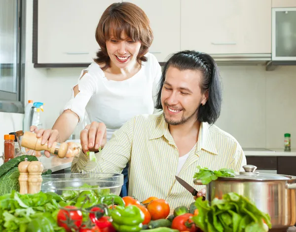 Amistosa pareja casada preparando una comida de verduras —  Fotos de Stock